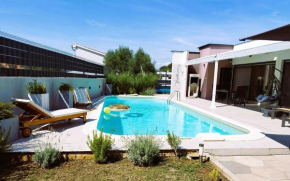 Villa Nika, Peroj
